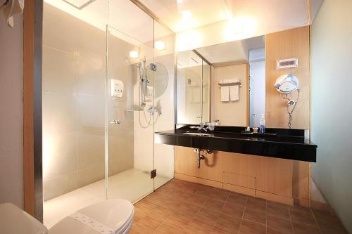 uma casa de banho com um chuveiro, um lavatório e um WC. em Incheon Airporthotel Airstay em Incheon