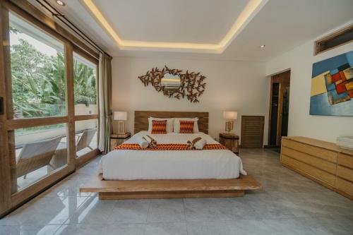 una camera con un letto e una grande finestra di La-Meli Villas Ubud ad Ubud