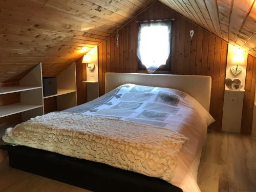 Krevet ili kreveti u jedinici u objektu Le Chalet du Lac - Domaine de la Goujonne