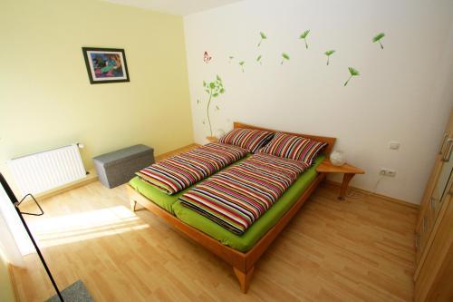 Postel nebo postele na pokoji v ubytování Nürburgring Apartment