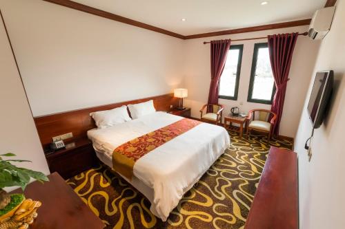 Giường trong phòng chung tại HOANG TRUNG HOTEL