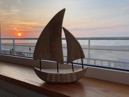 ミッデルケルケにあるZeekantの海の景色を望むバルコニーに木製ボートが備わります。