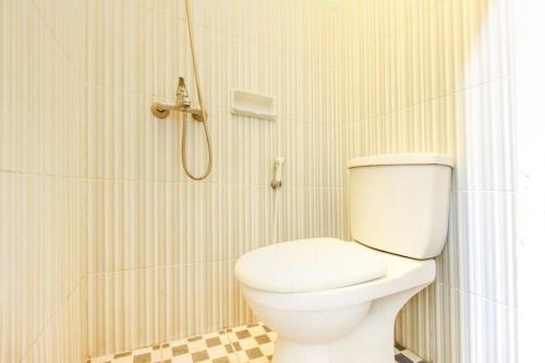 Koupelna v ubytování RedDoorz near AMIKOM Yogyakarta 2
