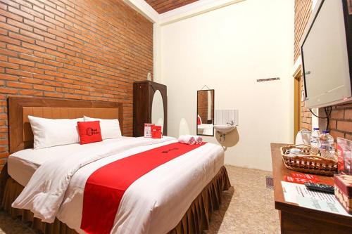 Postel nebo postele na pokoji v ubytování RedDoorz near AMIKOM Yogyakarta 2