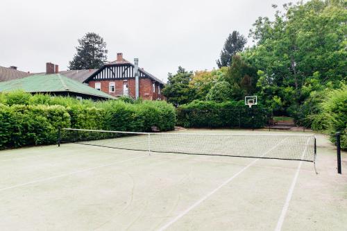 
Tennis and/or squash facilities at Bundanoon Hotel or nearby
