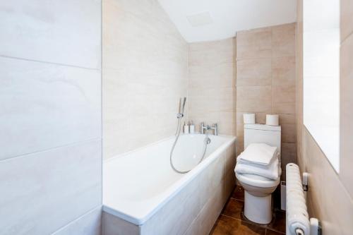 ห้องน้ำของ Elegant 3Bed Apartment in Kensington Olympia