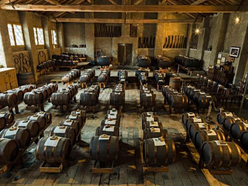 een grote kamer gevuld met veel wijnvaten bij Agriturismo Cavazzone in Regnano