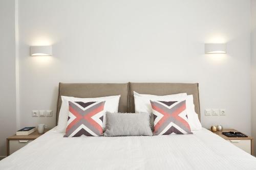 A bed or beds in a room at Luxurious Spacious Apt next to Hilton Hotel