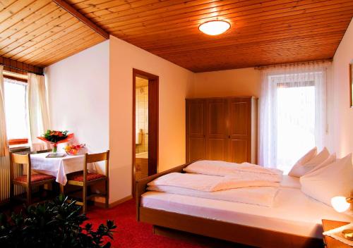 Voodi või voodid majutusasutuse Gasthof zur Sonne toas