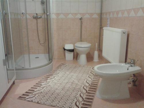 Bilik mandi di Villa Alexandr