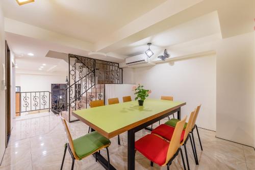 a dining room with a table and chairs at Milan Yilan in Wujie