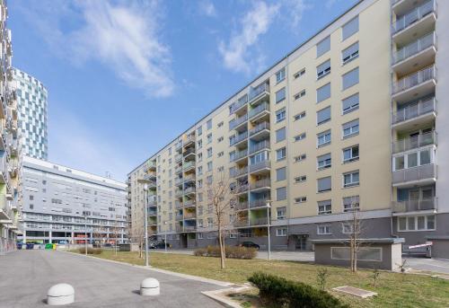 Cute and Sunny Studio with Balcony & Free Parking