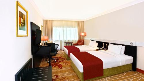Кровать или кровати в номере Vision Imperial Hotel Formerly Excelsior Hotel Downtown