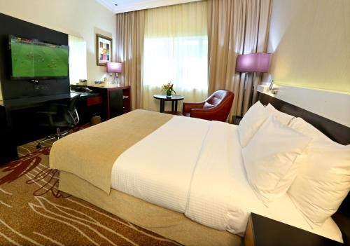 Кровать или кровати в номере Vision Imperial Hotel Formerly Excelsior Hotel Downtown
