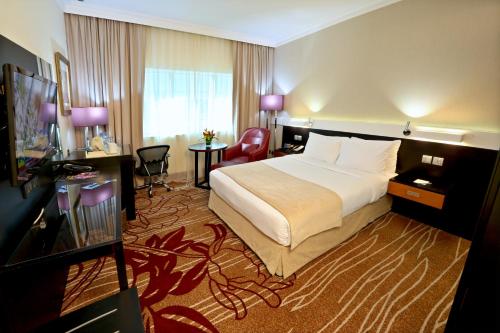 Кровать или кровати в номере Vision Imperial Hotel Formerly Excelsior Hotel Downtown