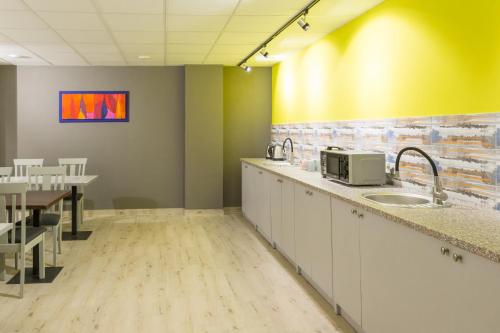 a waiting room with a sink and a table at Art хостел-готель "Адреналін" in Luts'k