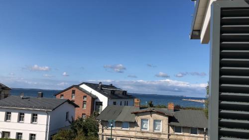 a city with houses and the ocean in the background at schön gestrandet in Glowe