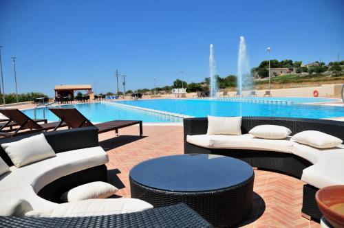Bazén v ubytovaní Hotel Borgo Don Chisciotte alebo v jeho blízkosti