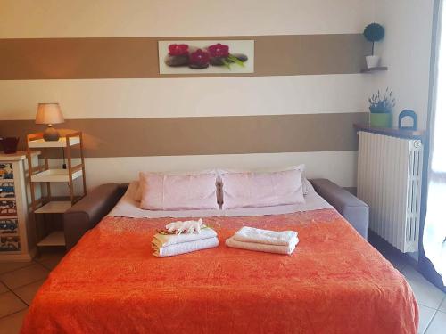 ein Schlafzimmer mit einem Bett mit Handtüchern darauf in der Unterkunft In vacanza da Miki 01 in Desenzano del Garda