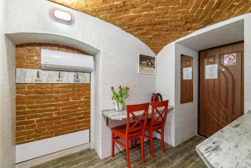 ein Esszimmer mit einem Tisch und zwei Stühlen in der Unterkunft Apartment Masoch Style in Lwiw