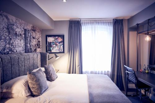 En eller flere senge i et værelse på Malmaison Belfast