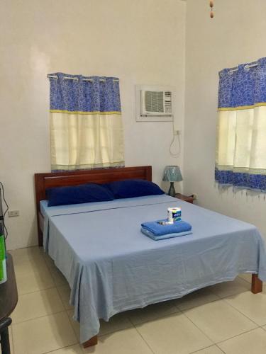 Una cama o camas en una habitación de Blue Summer Suites & Restaurant