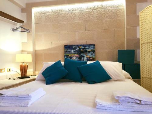 A bed or beds in a room at Summer Dream LA CASA SUL MARE