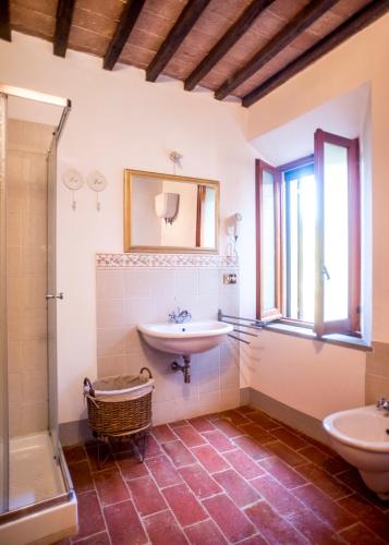 a bathroom with a sink and a toilet and a tub at Agriturismo Pieve Sprenna in Buonconvento
