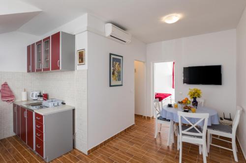 eine Küche und ein Esszimmer mit einem Tisch, einer Küche und einem Esszimmer in der Unterkunft Red Wine Apartment in Dubrovnik