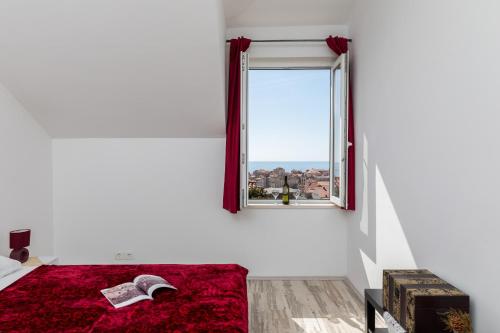 Posteľ alebo postele v izbe v ubytovaní Red Wine Apartments