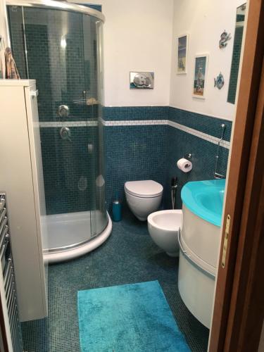 A bathroom at VILLA VENERE near the sea- 25 minutes to S.Peter