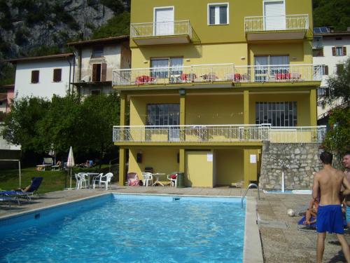 The swimming pool at or close to Albergo Drena