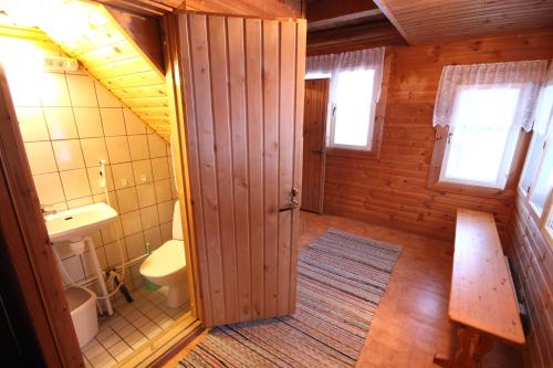 Baðherbergi á Mäkelän Lomatuvat Cottages