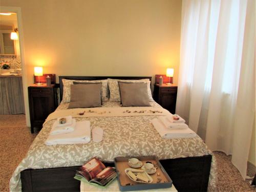 una camera da letto con un letto e un vassoio di cibo sopra di Roby's House Casa Vacanze - Affiliato Best-Incoming a Viadanica Colognola