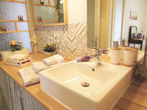 um balcão de casa de banho com um lavatório e um espelho em Roby's House Casa Vacanze - Affiliato Best-Incoming em Viadanica Colognola