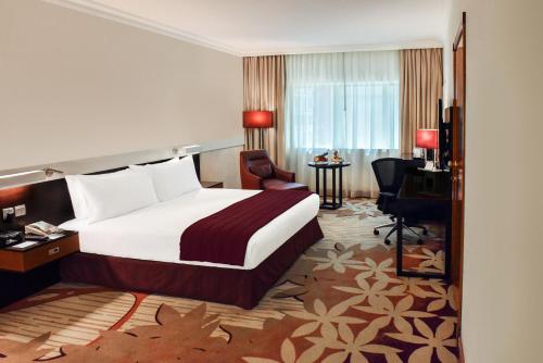 Vision Imperial Hotel Formerly Excelsior Hotel Downtown في دبي: غرفة في الفندق مع سرير ومكتب