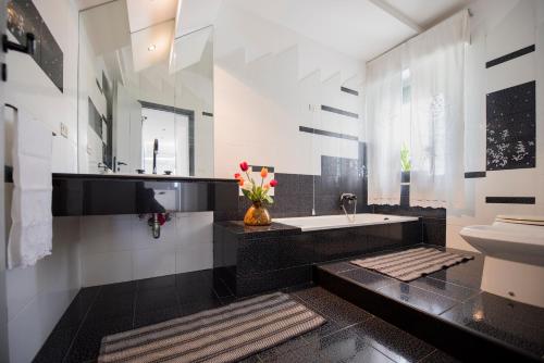 bagno con vasca, lavandino e servizi igienici di Villa Trinacria Apartments ad Alcamo Marina