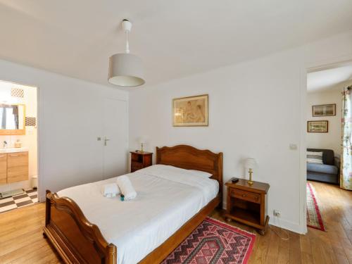 パリにあるWelkeys - Choiseul Apartmentのベッドルーム1室(枕2つ付)