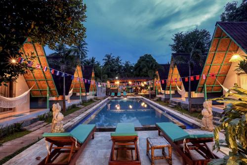 - Vistas a la piscina del complejo en Makarma Resort Lombok en Senggigi 