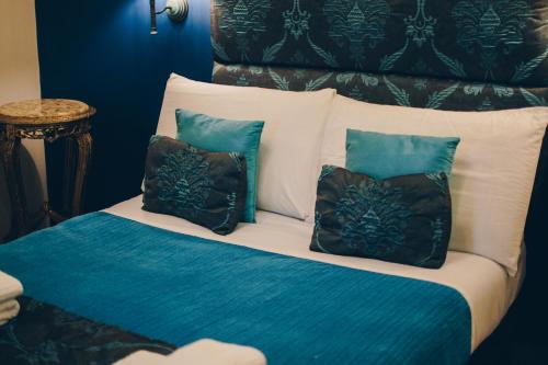 Ein Bett oder Betten in einem Zimmer der Unterkunft Sally Port City Pads