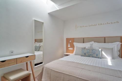 Giường trong phòng chung tại Alojamento da Vila