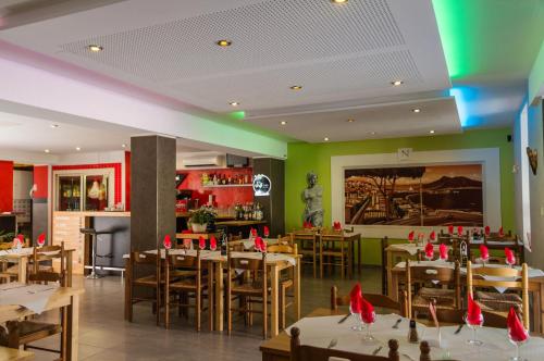 - un restaurant avec des tables et des chaises en bois dans une chambre dans l'établissement Hôtel Les Italiens, à Biscarrosse