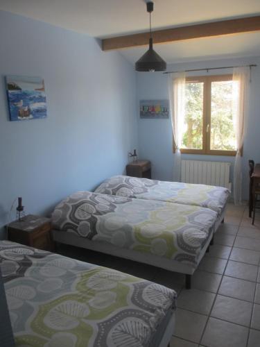 um quarto com 2 camas individuais e uma janela em Gîte le Chêne du Py em Villié-Morgon