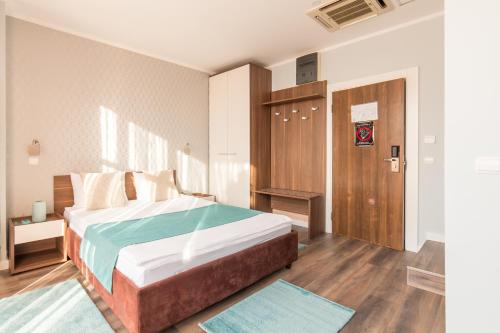 En eller flere senge i et værelse på Balkan Hotel Garni