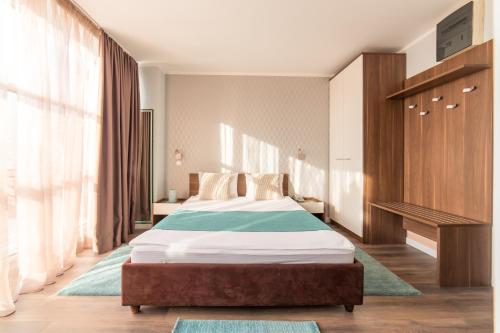 sypialnia z dużym łóżkiem w pokoju w obiekcie Balkan Hotel Garni w Belgradzie