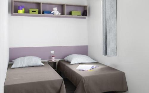 Katil atau katil-katil dalam bilik di Camping le Rouge Gorge **** 10' Puy du Fou