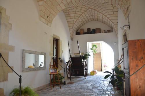 pasillo con suelo de piedra y arco en Borgo dei Filitti en Palmariggi