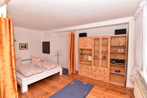 a living room with a couch and a book shelf at Ferienwohnung am Hafen in Lübbenau