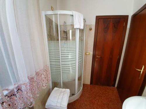 y baño con ducha y puerta de cristal. en Casa Alla Fenice, en Venecia