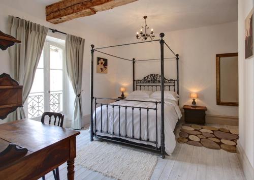 Tempat tidur dalam kamar di Appartements du Vin